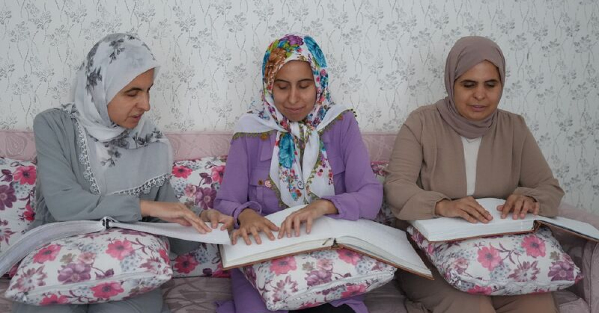 Görme engelli 3 kardeş azimle üniversiteyi kazandı