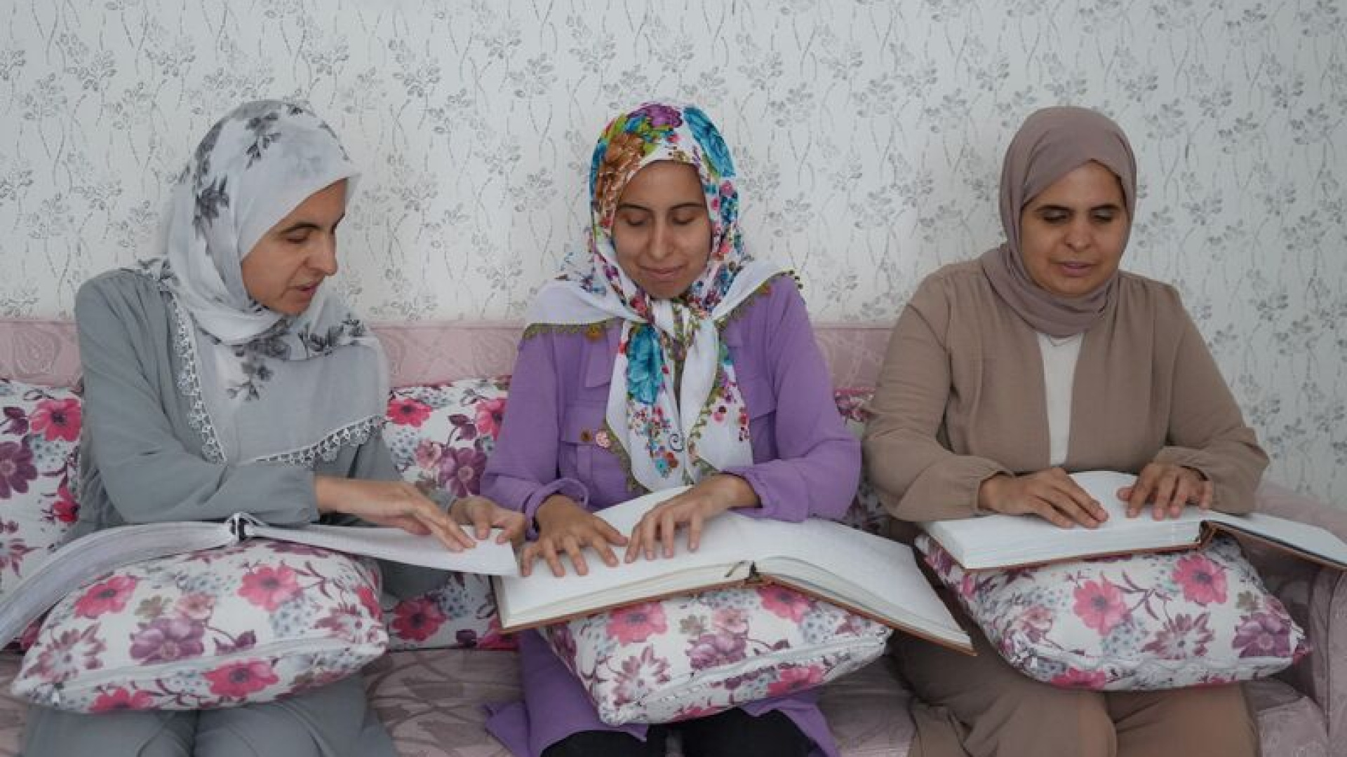Görme Engeli Aşmanın İmzası: Üç Kızın Üniversite Başarısı