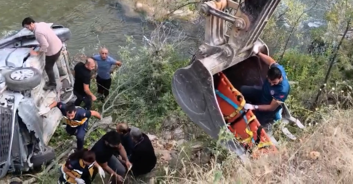 Tunceli’de araç çaya devrildi: 5 yaralı