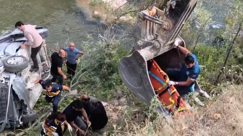 Tunceli’de araç çaya devrildi: 5 yaralı