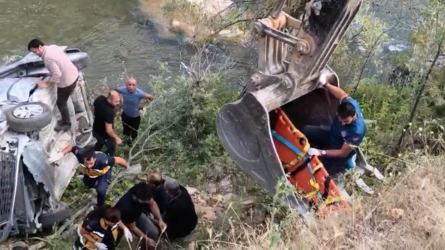 Tunceli'de araç çaya devrildi: 5 yaralı
