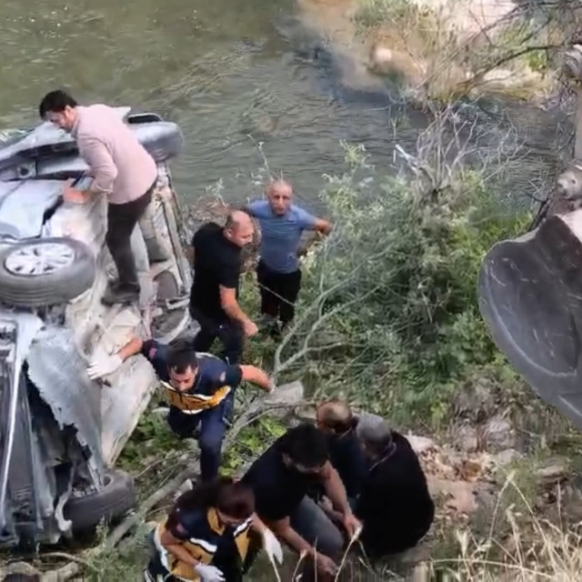 Tunceli’de araç çaya devrildi: 5 yaralı