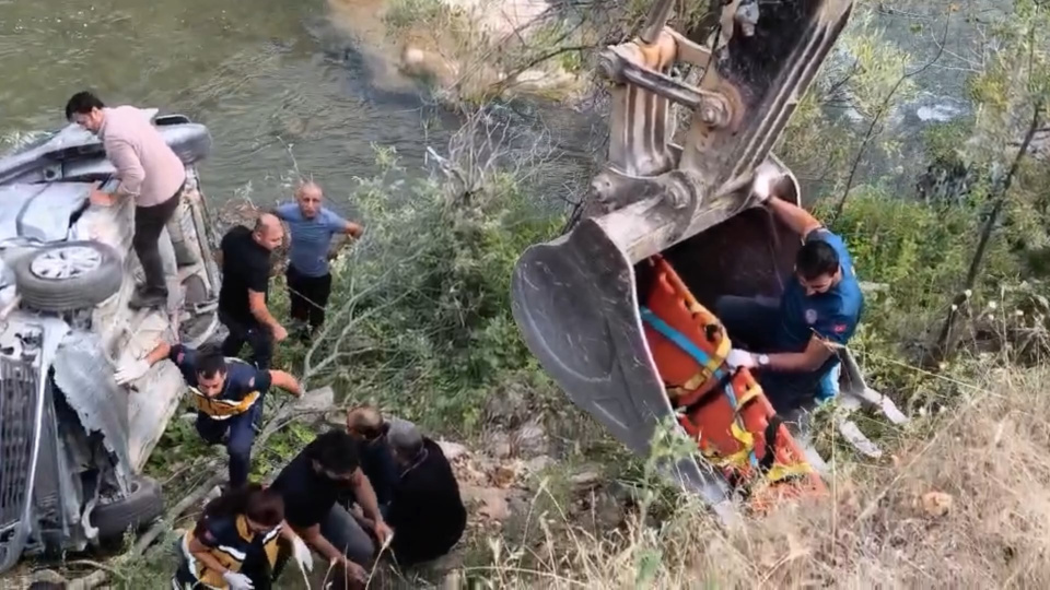 Tunceli'de araç çaya devrildi: 5 yaralı