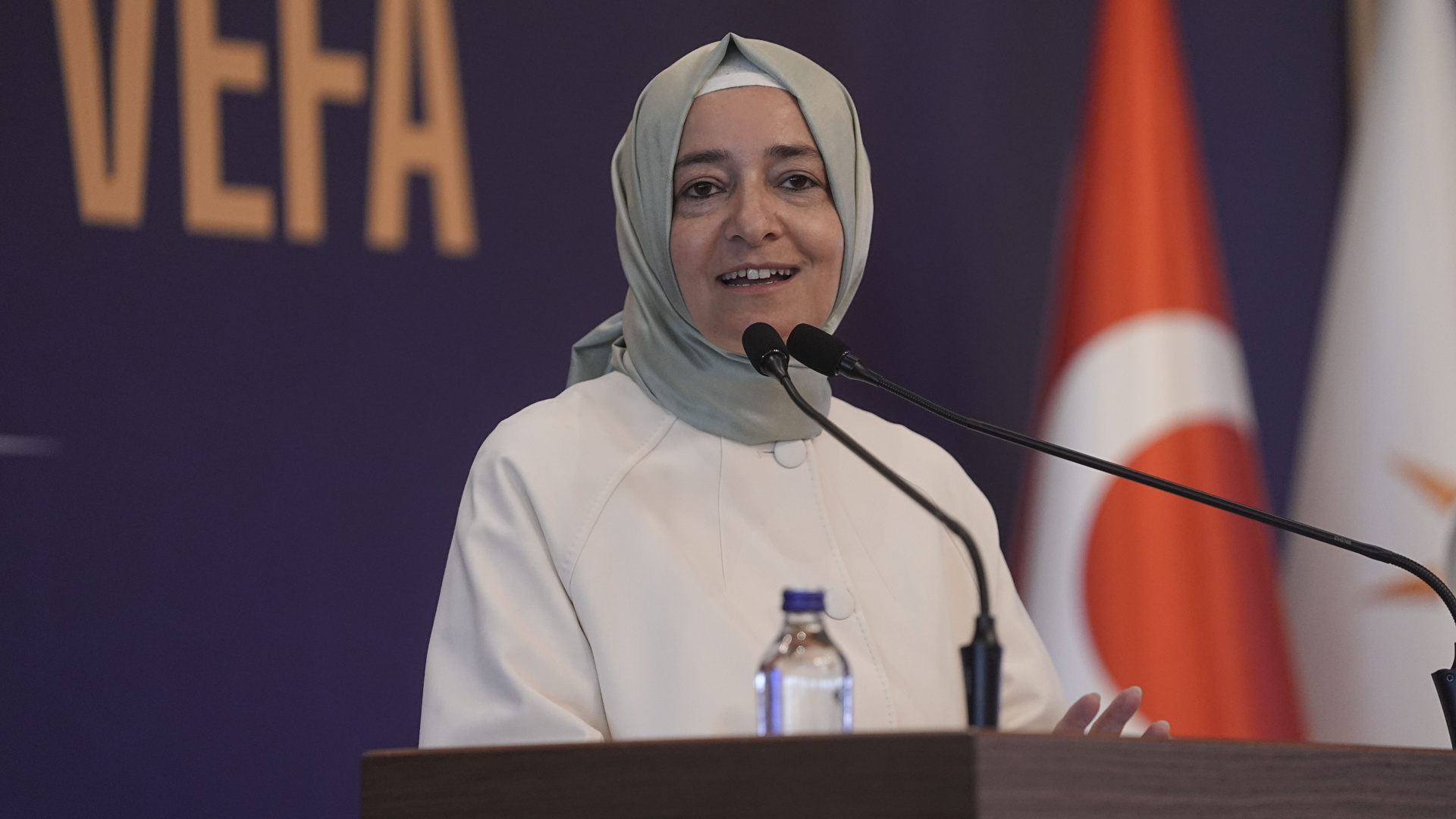 Fatma Betül Sayan Kaya AK Parti'den istifa etti