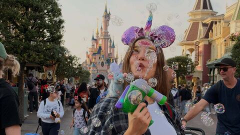 Oyuncu Serenay Sarıkaya, Paris Moda Haftası öncesi Disneyland'ın keyfini çıkardı