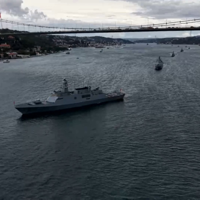 İstanbul Boğazı'nda geçit töreni