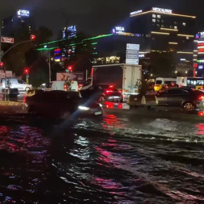 İstanbul'da sağanak hayatı olumsuz etkiledi