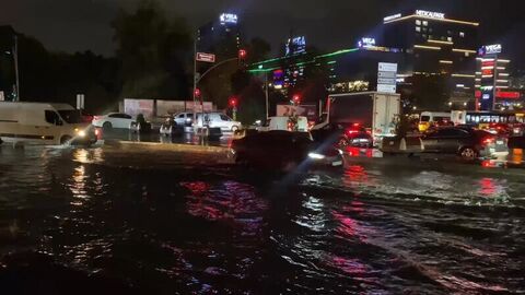 İstanbul'da sağanak hayatı olumsuz etkiledi