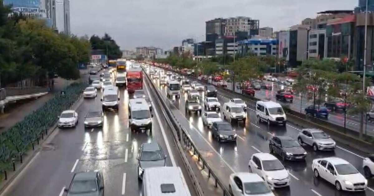 Sağanak trafiği kilitledi!