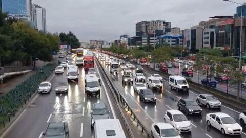 haberi: İstanbul'da etkili olan sağanak yağışlar nedeniyle trafik yoğunluğu
