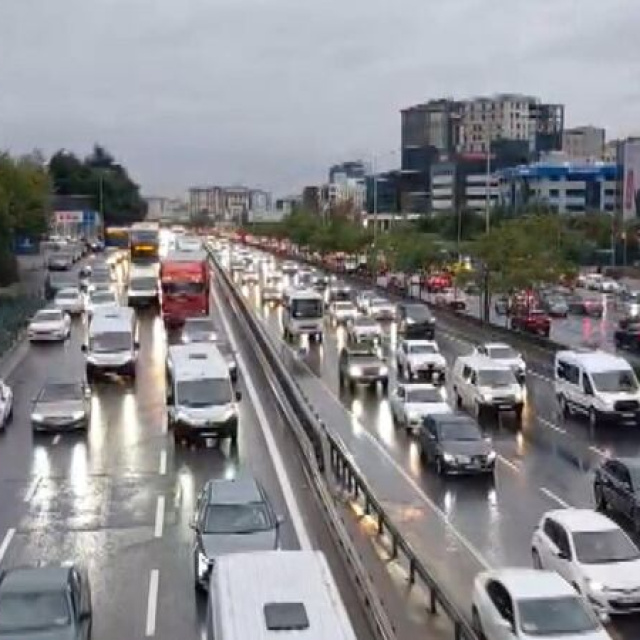 Sağanak trafiği kilitledi!
