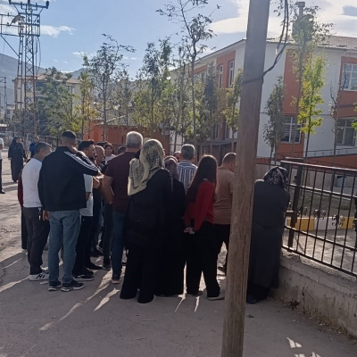 Kız öğrenci okula silahla geldi! Van'da korku dolu anlar!