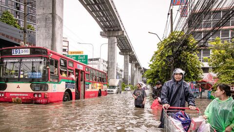 Tayland'da sel: Yüz binlerce kişi etkilendi!