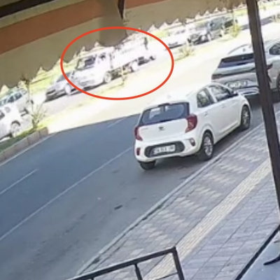 Kapıya çarptı, kamyonun altında kaldı!