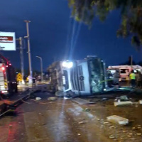 TIR üzerlerine devrildi! Kazada 2 kadın hayatını kaybetti!