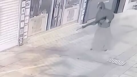 Etek giyip iş yerini kurşunladı