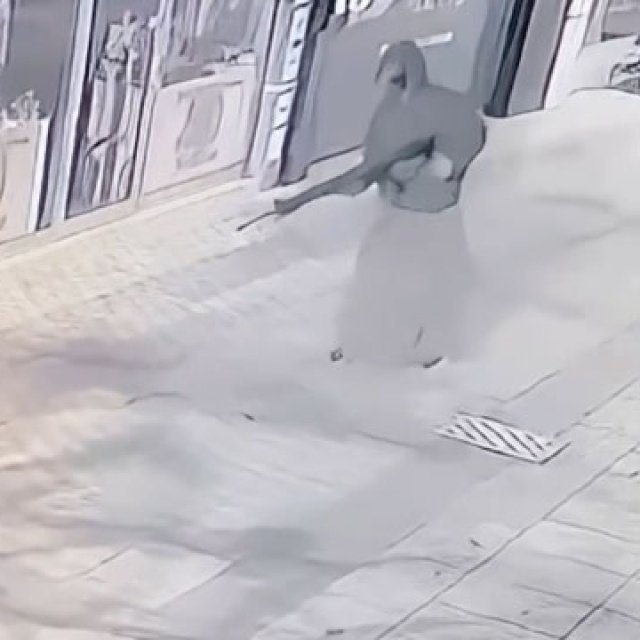 Etek giyip iş yerini kurşunladı