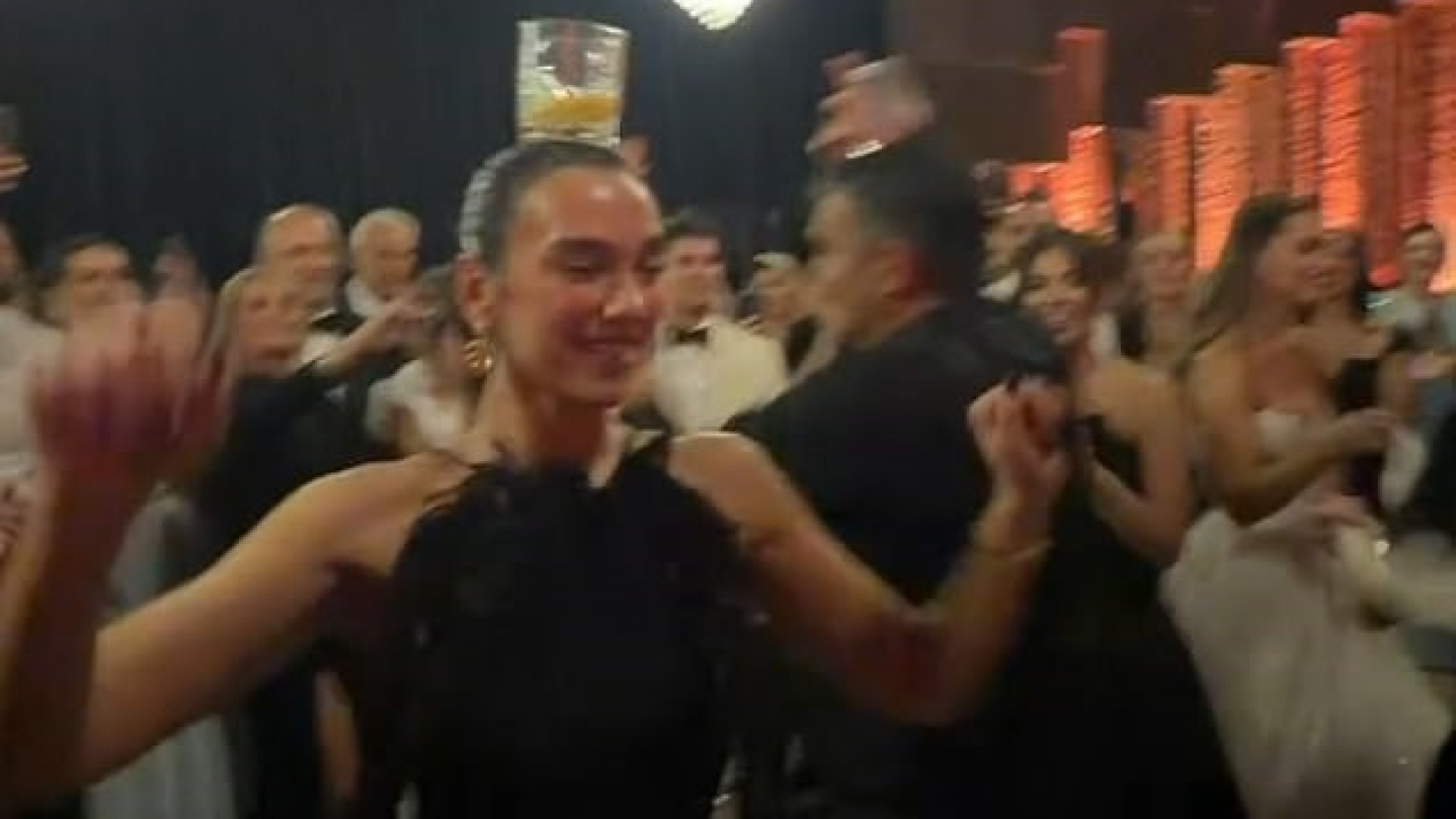 Dua Lipa akraba düğününde!