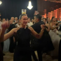Dua Lipa akraba düğününde!