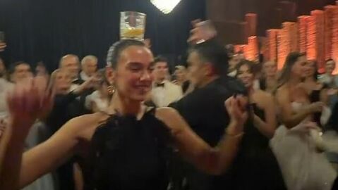 Dua Lipa, Kosova'nın başkenti Priştine'de katıldığı akraba düğününde başının
