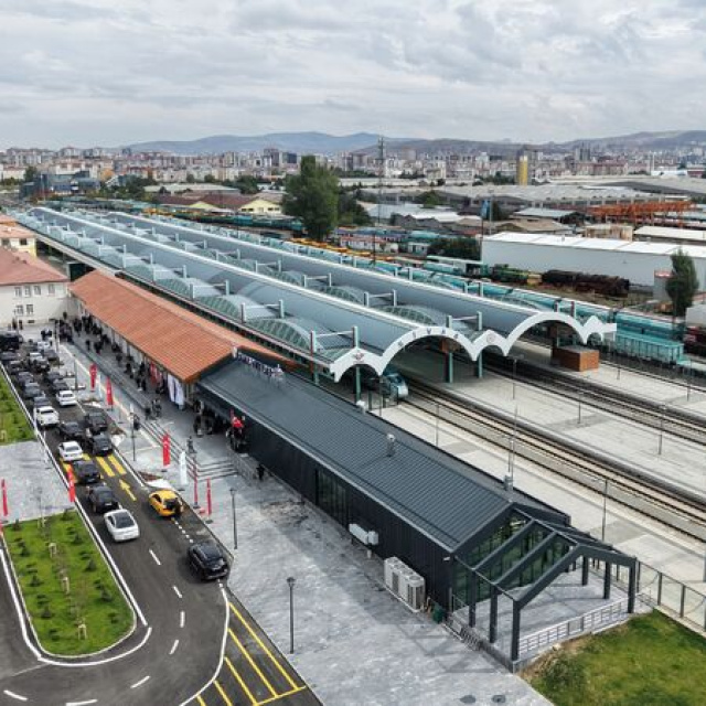 Sivas'ta yeni YHT Garı hizmete açıldı