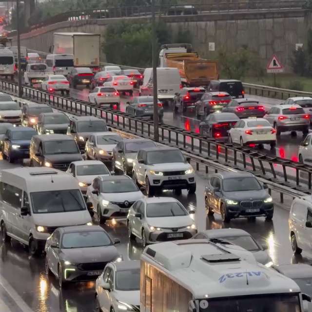 İstanbul'da yağmur trafiği! Yüzde 89'a ulaştı