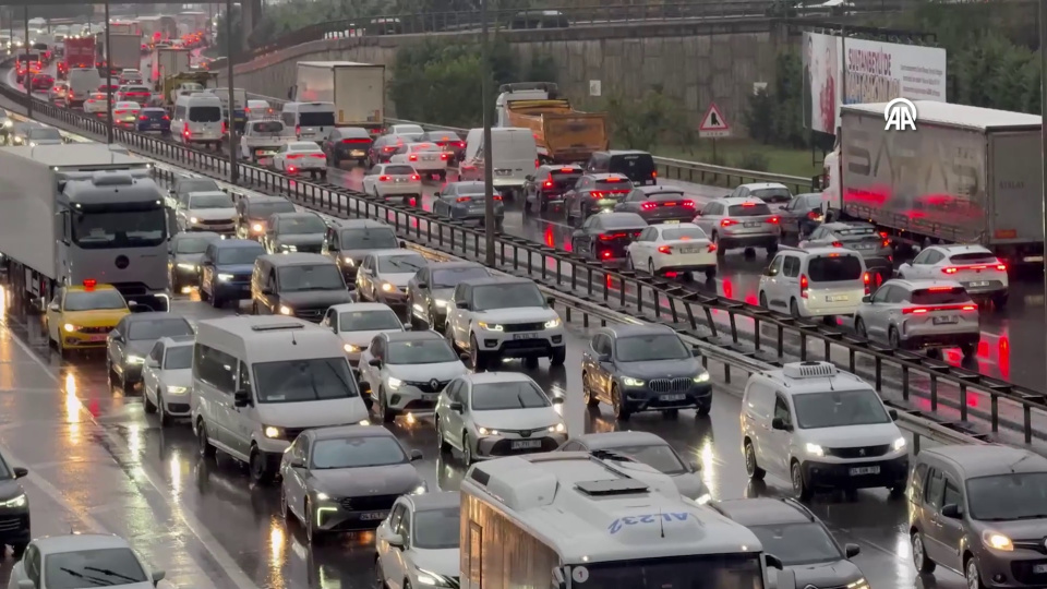 İstanbul'da yağmur trafiği! Yüzde 89'a ulaştı