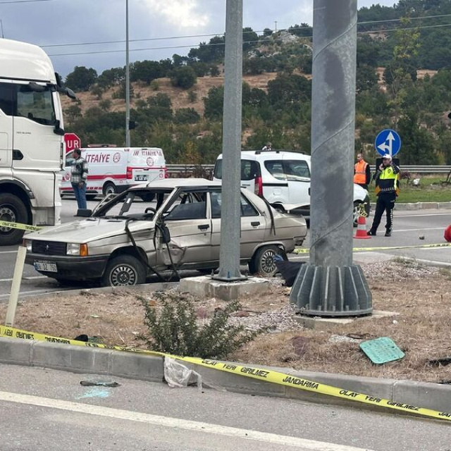 Otobüs ve otomobil çarpıştı! Can kayıpları var