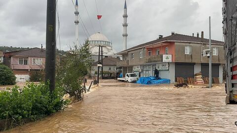 Günün notu | Sağanak esareti! Dere taştı, su baskınları yaşandı!