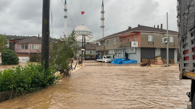 Sağanak esareti! Dere taştı, su baskınları yaşandı!