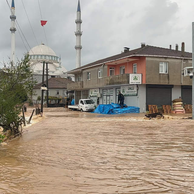 Sağanak esareti! Dere taştı, su baskınları yaşandı!