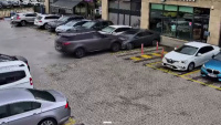 Çekmeköy’de park halindeki araca çarpan cip iki aracı kafeye sürükledi | Son dakika haberleri
