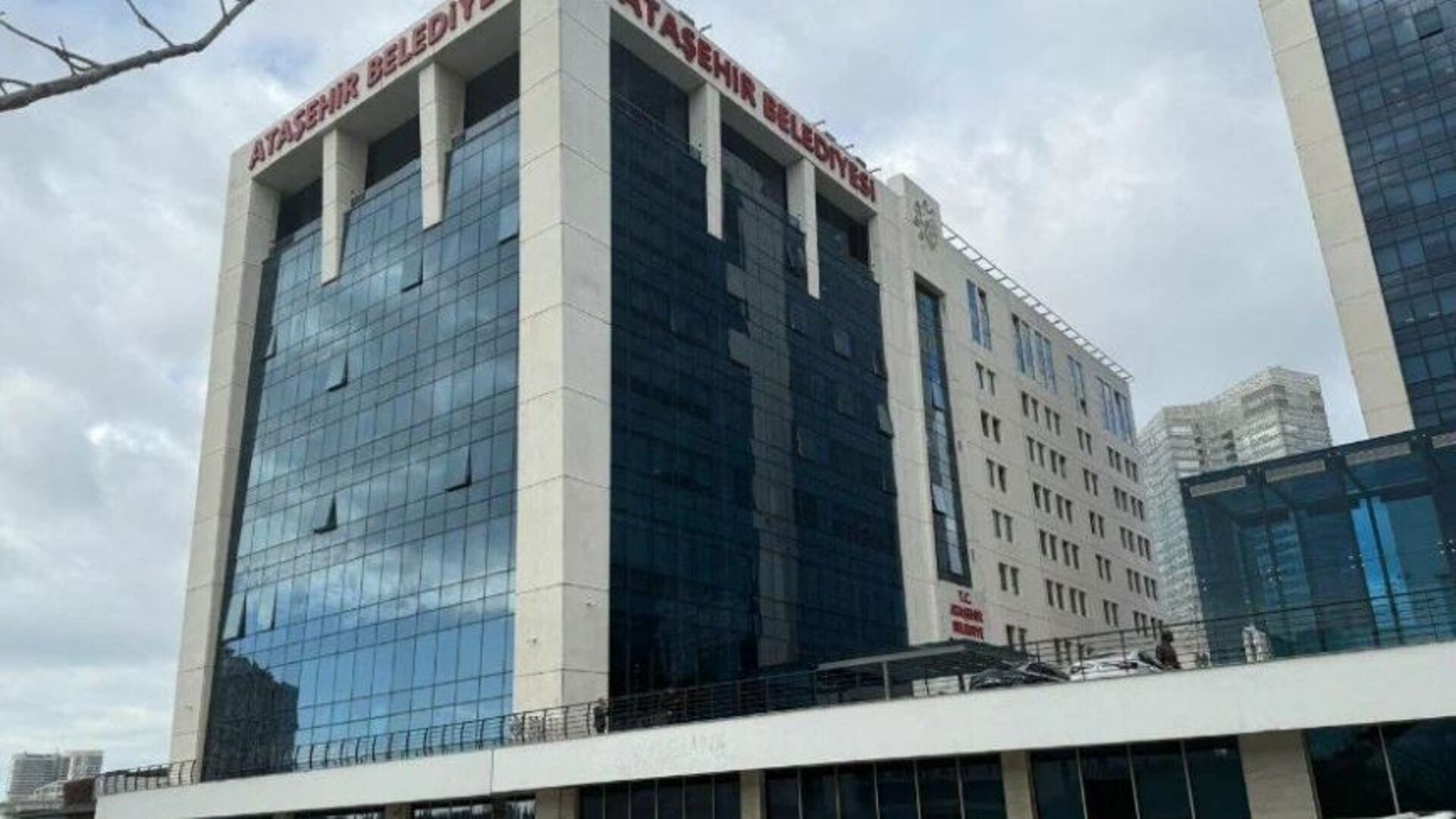 Ataşehir'de 6 CHP'li meclis üyesi AKP'ye katıldı