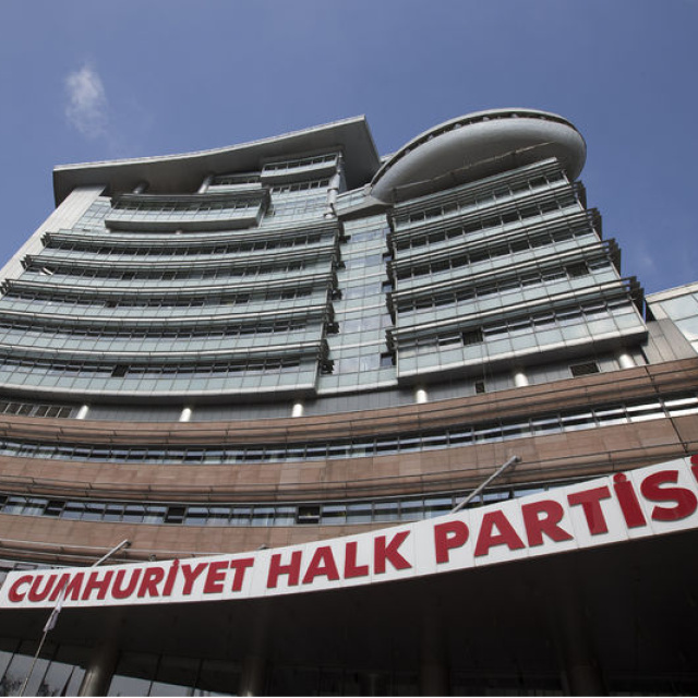 CHP, 3 belediye başkanını ihraç etti