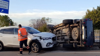 İçerisinde çocuk bulunan otomobili kaçırdı iddiası! Yayalara ve araçlara çarptı! | Son dakika haberleri