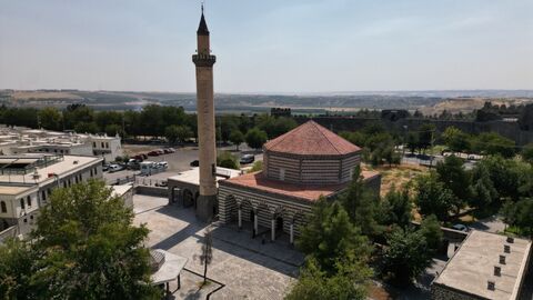 Bakan Ersoy: Asırlık mabetler yeniden cemaatiyle buluşacak