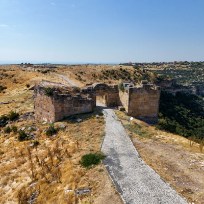 Uşak'taki tapınakta 2 bin 500 yıllık keşif