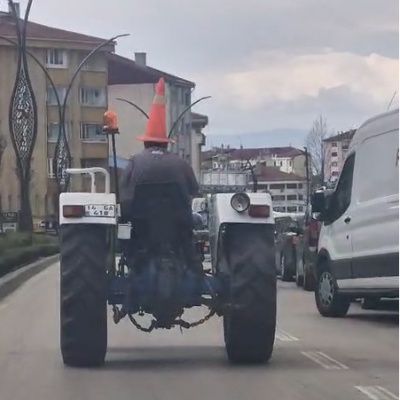 Trafik dubası kafasında traktör sürdü
