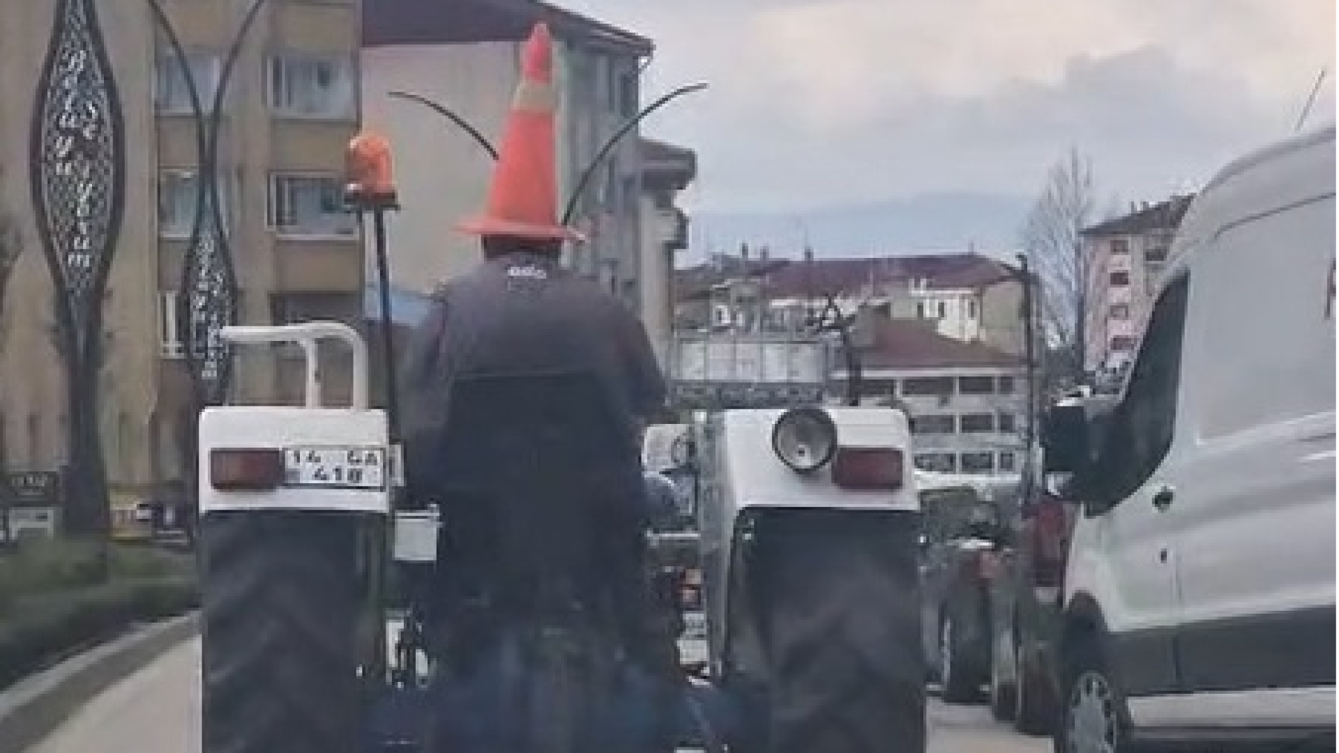 Trafik dubası kafasında traktör sürdü