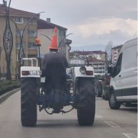 Trafik dubası kafasında traktör sürdü