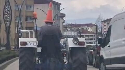 Trafik dubası kafasında traktör sürdü