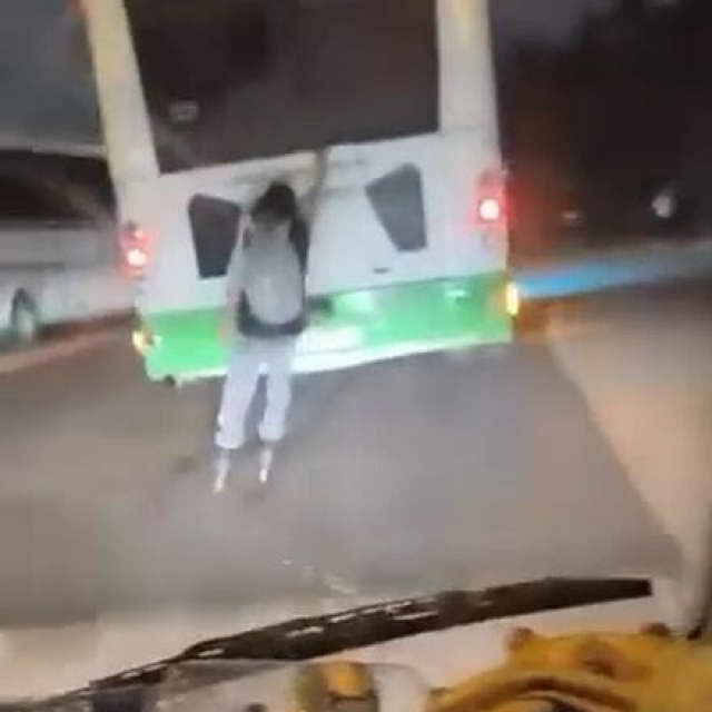 Otobüs arkasında paten yolculuğu