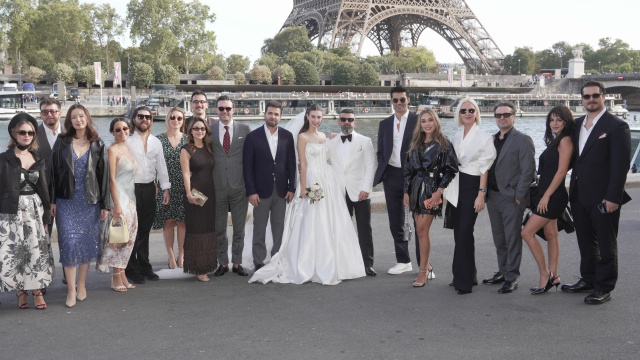 Eyfel'de aile fotoğrafı