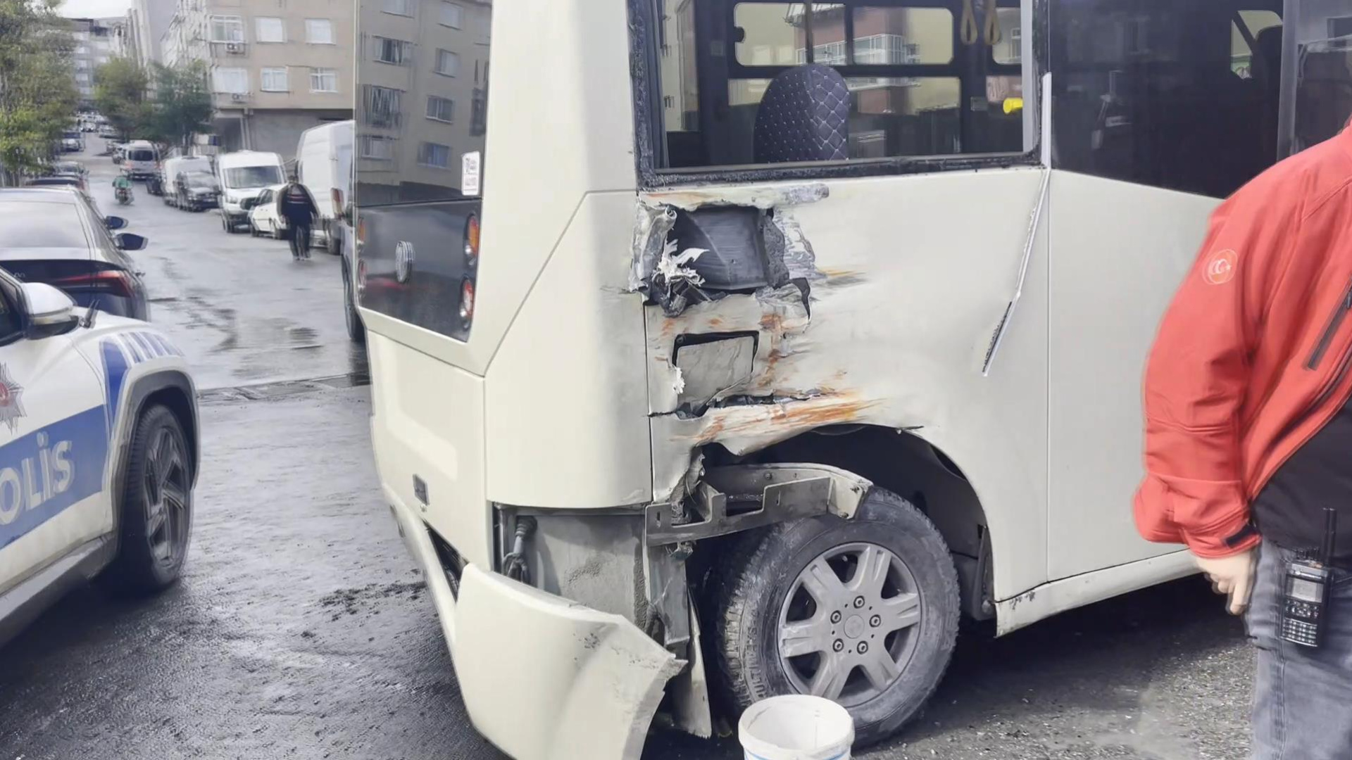 Güngören'de tramvay ve ticari minibüs çarpıştı; yaralılar var
