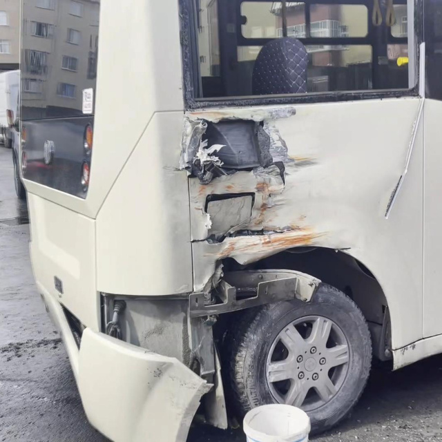 Tramvay, minibüse çarptı: Yaralılar var