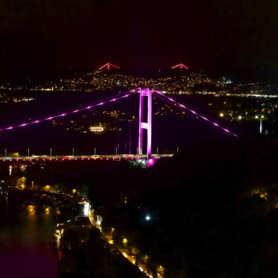 Simge yapılar pembeye büründü