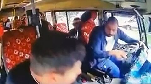 Konuşurken yaptığı kaza kamerada!