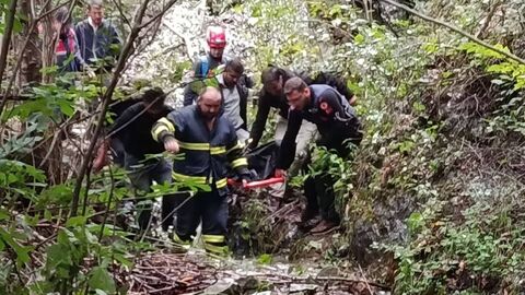 Uçuruma yuvarlanan aracın sürücüsü öldü