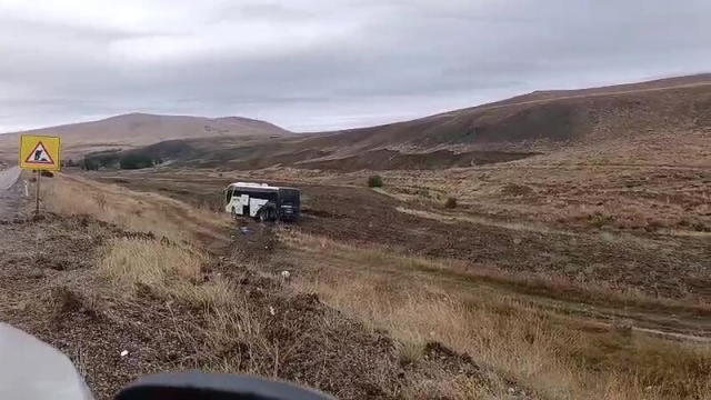 Yolcu otobüsü tarlaya girdi: 2'si çocuk 9 yaralı