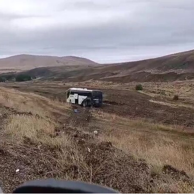 Yolcu otobüsü tarlaya girdi: 2’si çocuk 9 yaralı